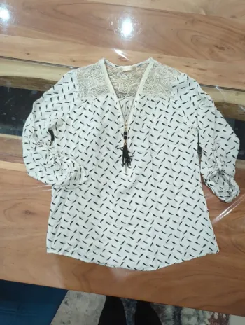 Blouse tee-shirt enza et Léa taille M plumes