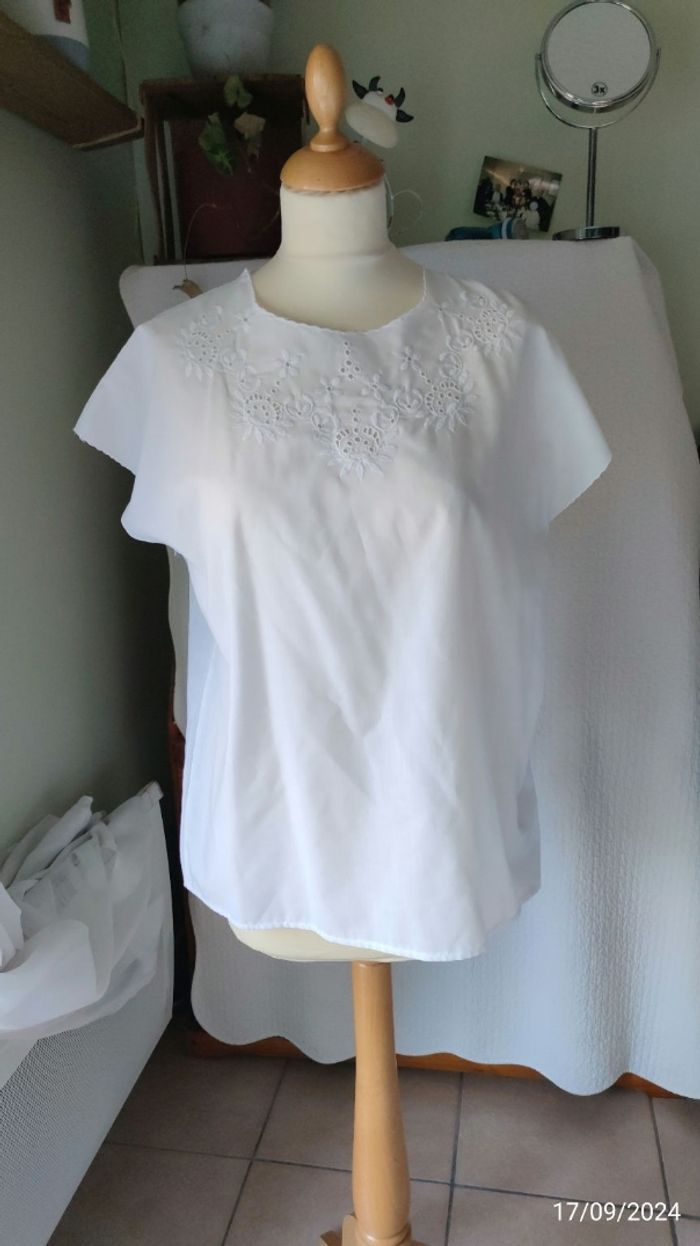 Blouse blanche avec jolie broderie T42/44 - photo numéro 1
