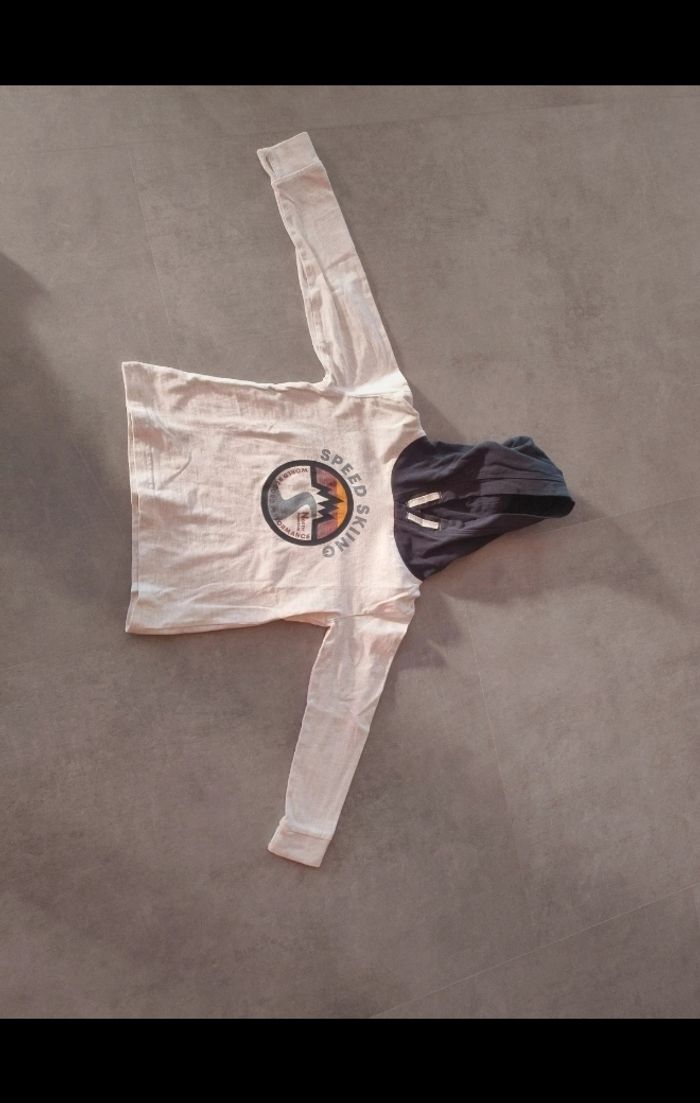 Tee-shirt manches longues à capuche 4 ans TAO, Parfait état