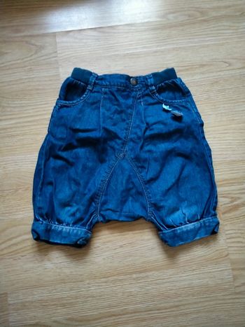 Panta court sarouel en jean. Vertbaudet.
Taille 3 ans