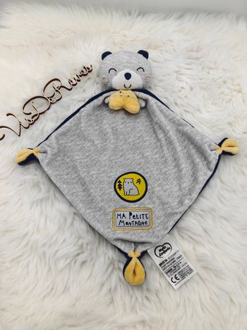 Doudou plat Ours gris bleu cape “ma petite montagne” Mots D'enfants