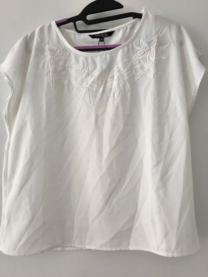 Haut blanc brodé Top Secret Woman – Taille 38 – Neuf avec étiquette