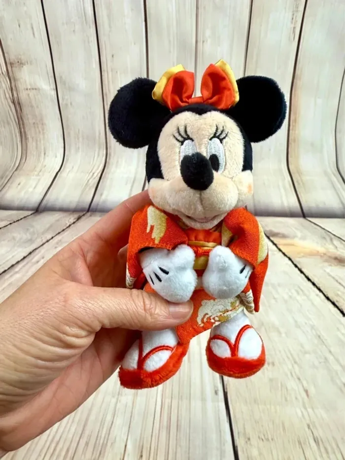 Petite peluche Disney Store Japon - Minnie kimono - photo numéro 2
