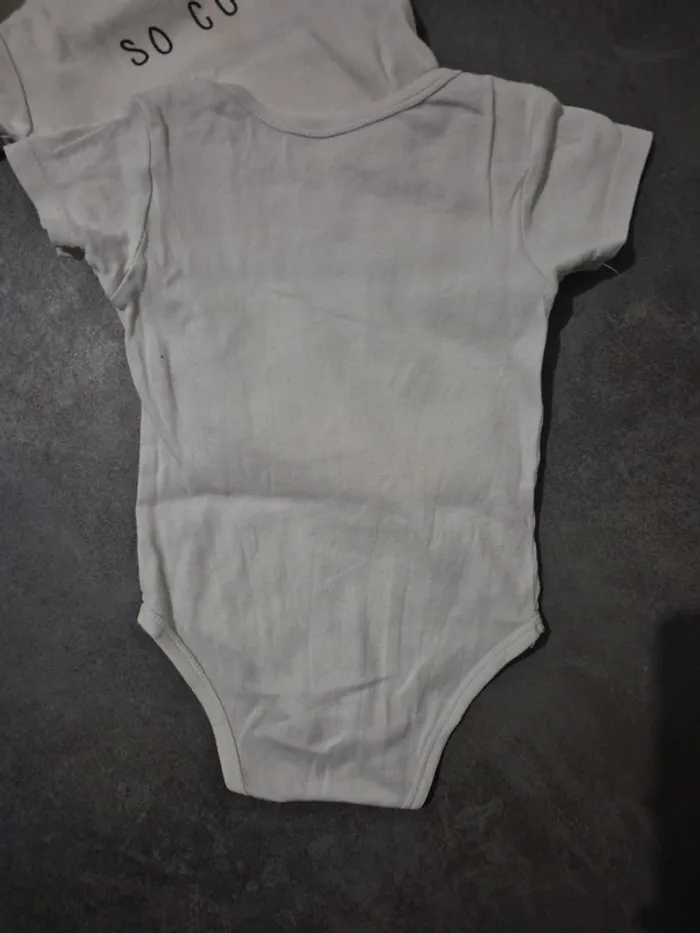 Lot 6 bodies manches courtes taille 12 mois bébé fille - photo numéro 11