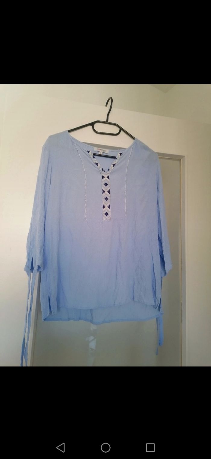 Blouse bleu ciel avec des petites perles
