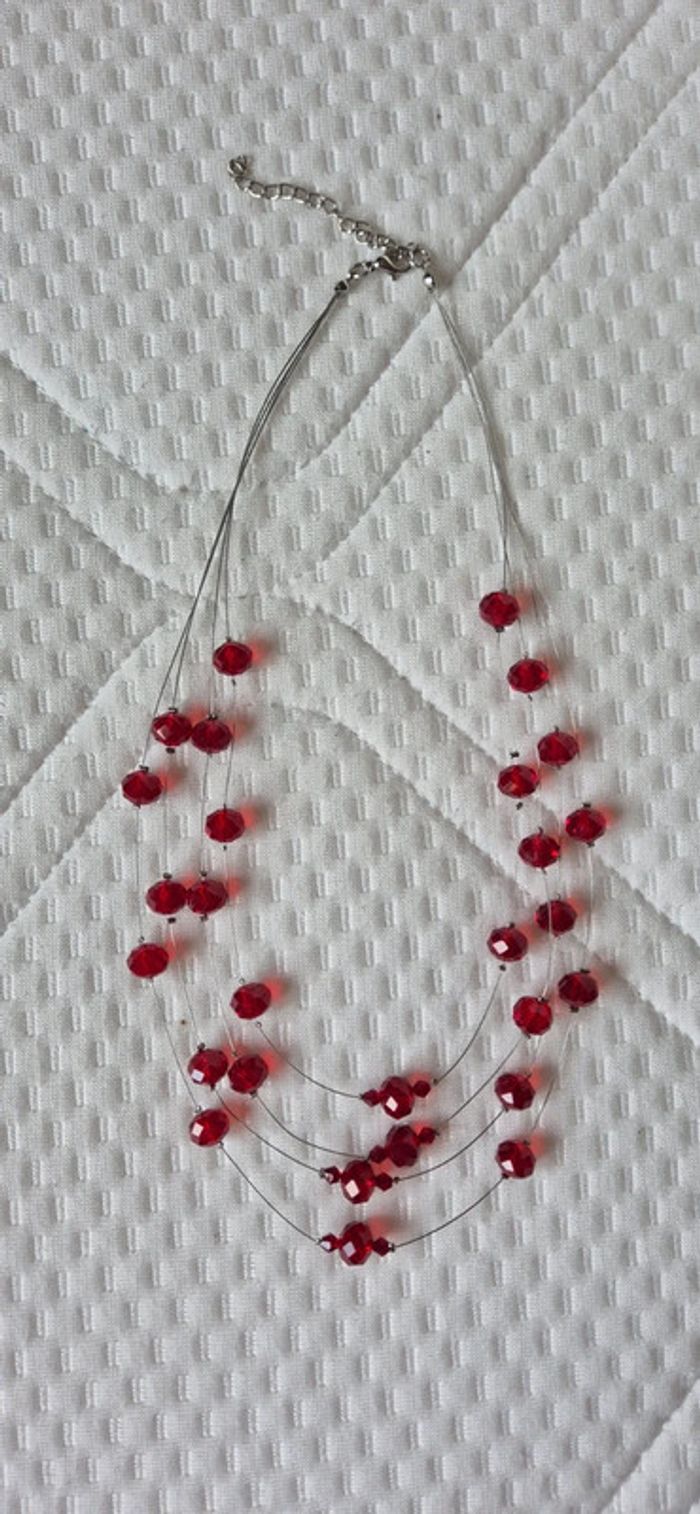 Collier en perles rouge.