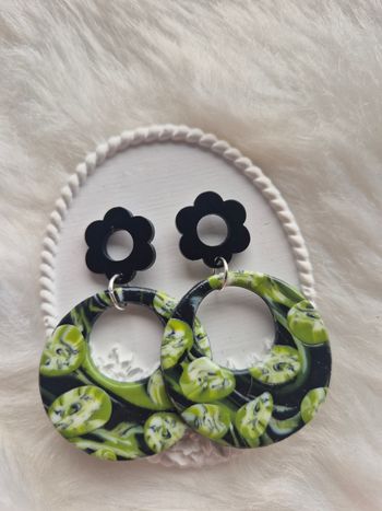 Boucles d’oreilles en pâte polymère noire et verte 🖤💚 #Bijoux #Création #Polymère