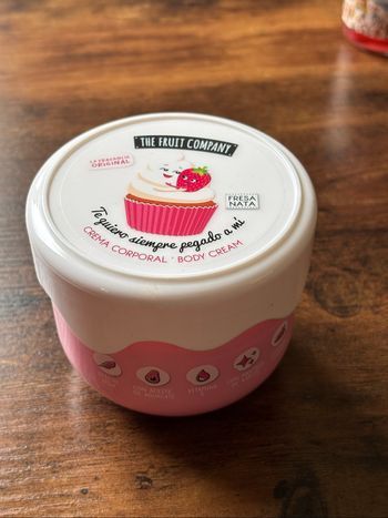 Crème hydratante corps vegan gourmande à la chantilly fraise