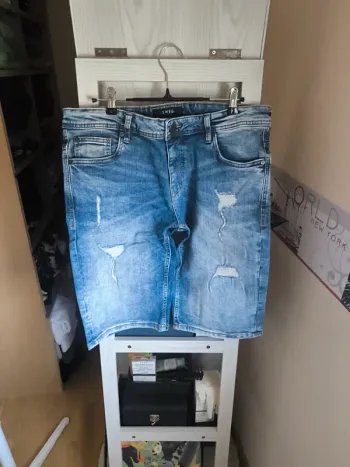 Short délavé et troué