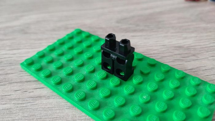 Hanches et jambes noir ceinture gris 4612327 pièce détachée Lego #C06 - photo numéro 2