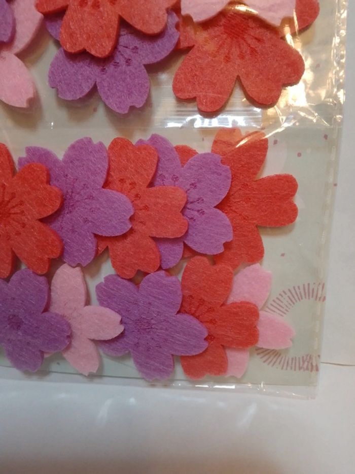 Fleurs en feutrine rouge x16 scrapbooking - photo numéro 3