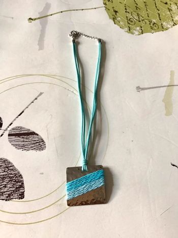 Collier fantaisie pendentif argenté et bleu