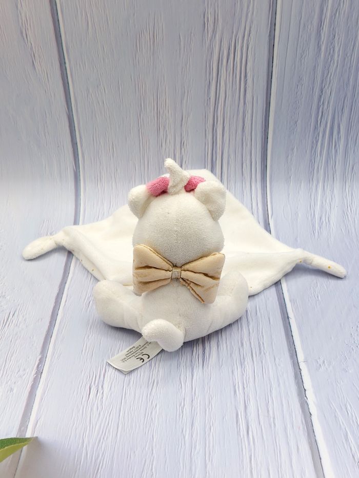 Peluche doudou chat Marie mouchoir blanc étoiles dorées Disney Simba Toys nœud dos - photo numéro 2