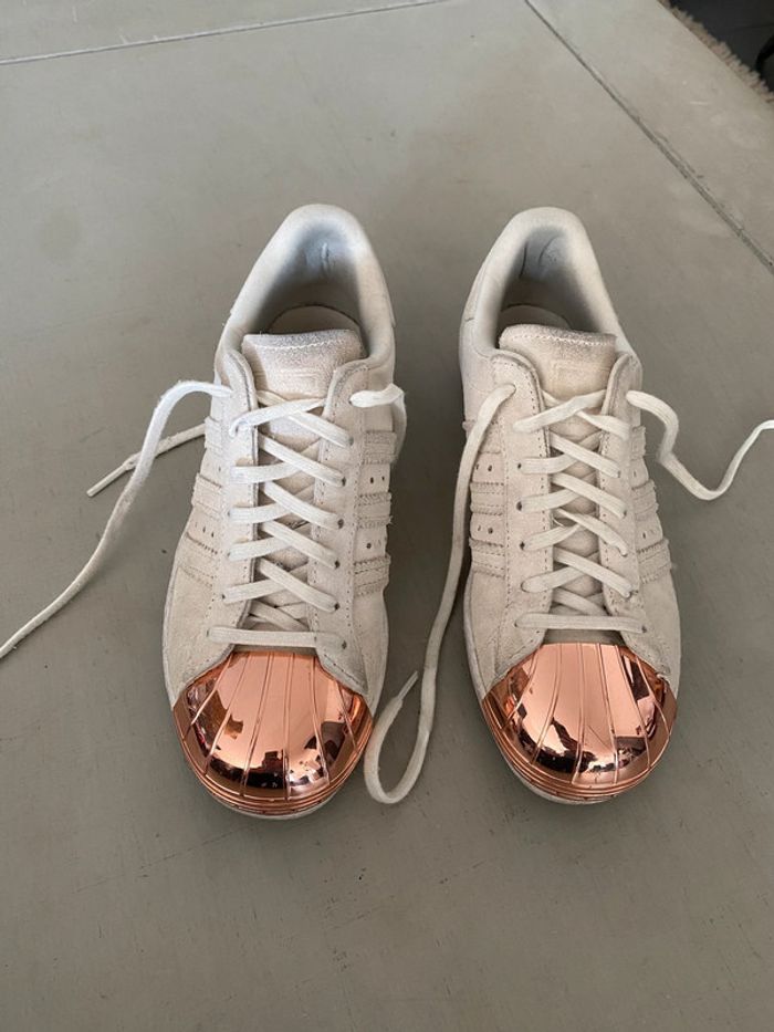 Baskets Adidas Superstar taille 36,5 blanche crème et rose