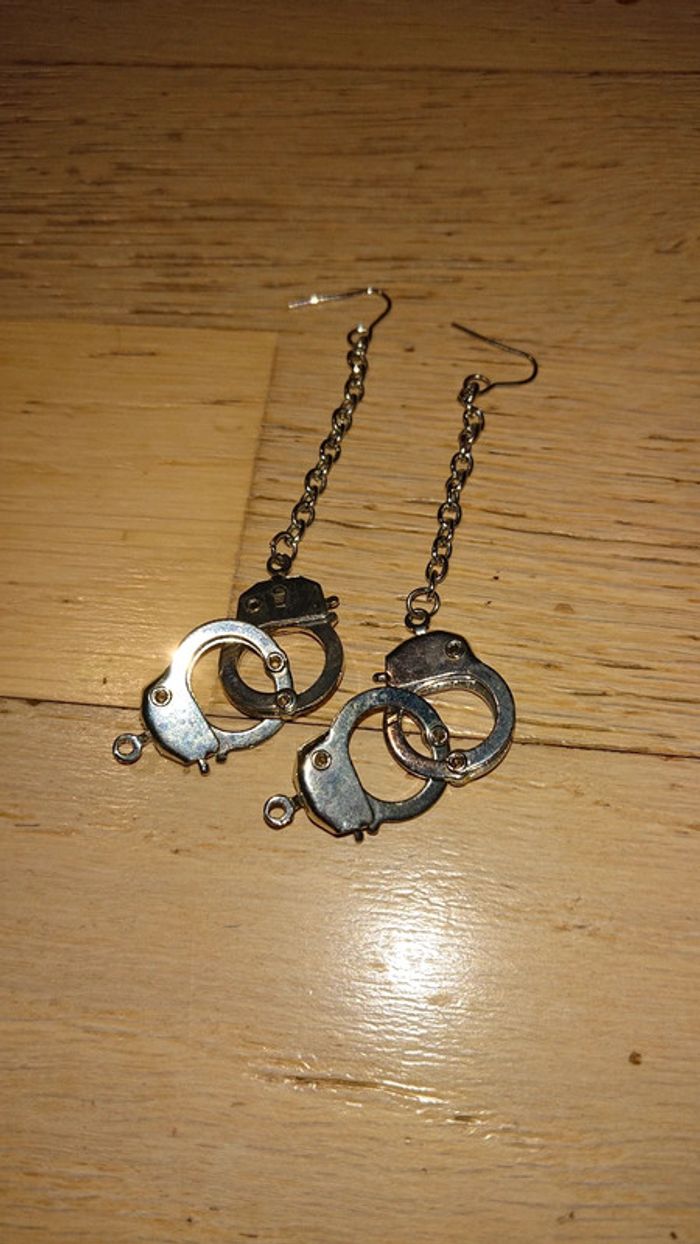 Boucles d'oreilles argentées menottes - photo numéro 2