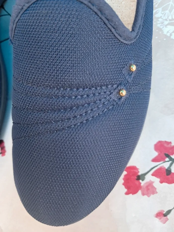 Beaux chaussons bleu marine avec détails supiqures et perles dorées - T38 - Parami - photo numéro 2