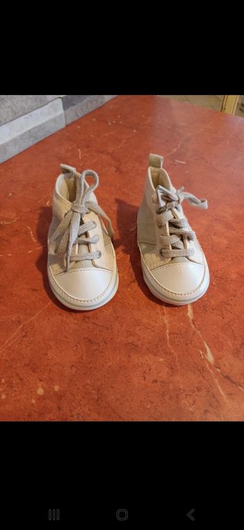 Chaussures bébé taille 6 / 12 mois