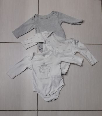 Bodies 6 mois 
Beaucoup portés mais peuvent encore servir