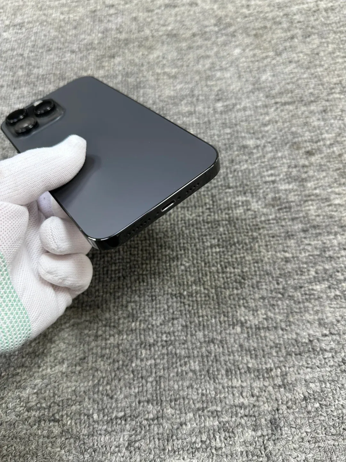 Une iphone quatorze pro max - photo numéro 4