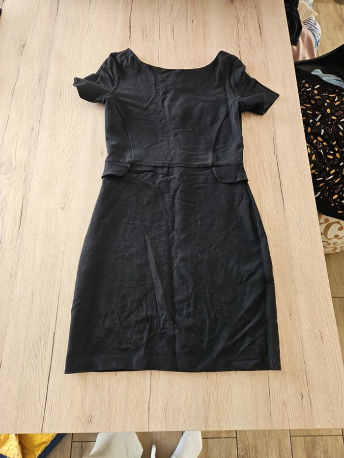 Robe noire près du corps