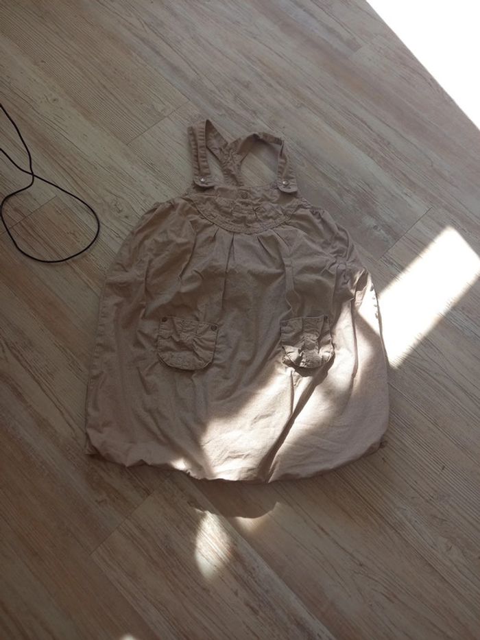 Robe boule à bretelles.