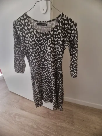 Robe noire et blanche