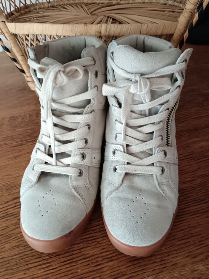 Baskets compensées en cuir daim | The Kooples | P. 39 - photo numéro 7