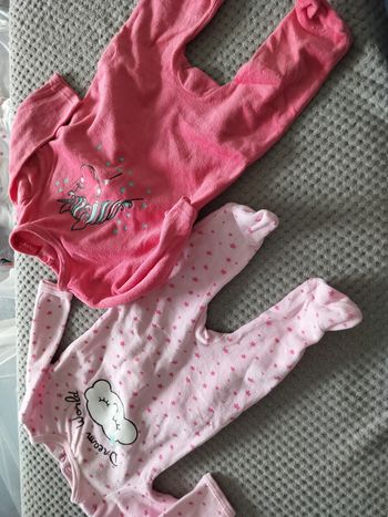 Lot de 2 pyjamas velours rose en 3 mois très bon état 