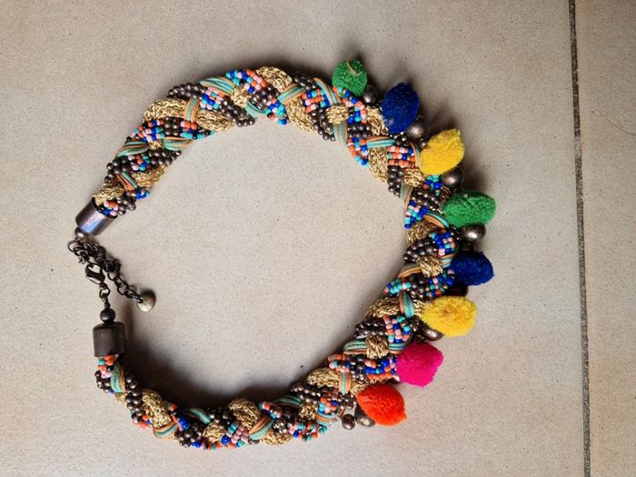 Collier de perles ras de cou