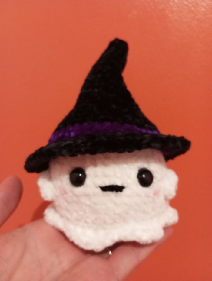 Halloween : petit fantôme sorcier au crochet - photo numéro 3