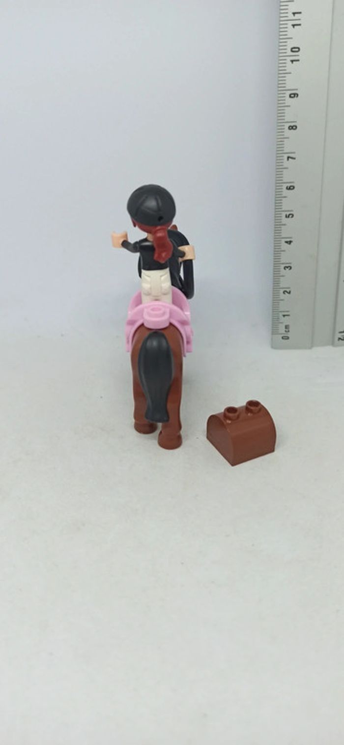Femme cavalière avec cheval marron foncé et selle rose lego - photo numéro 4