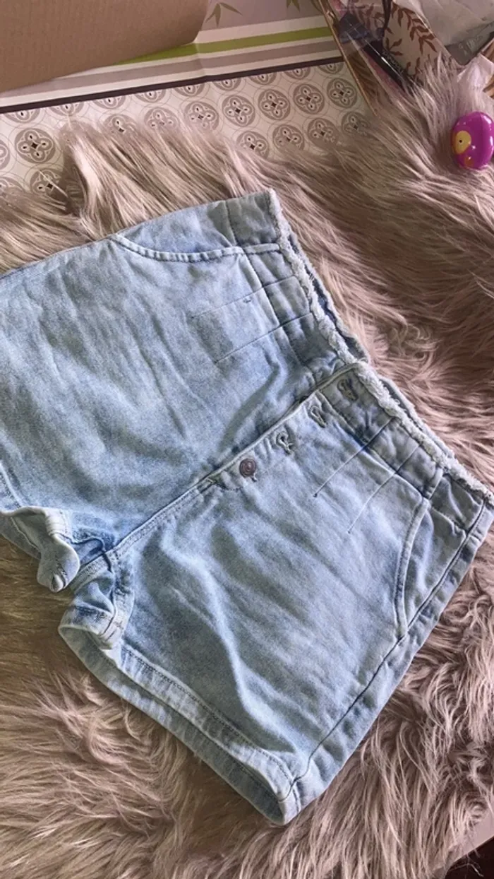 Short en jeans modèle été 2021 taille 40 - photo numéro 2