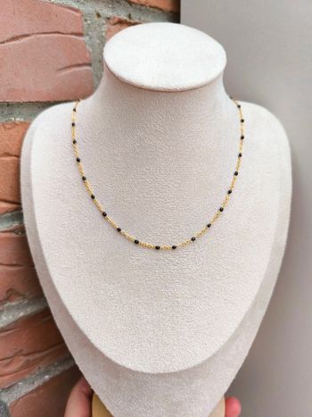 Collier doré avec perles rondes noires