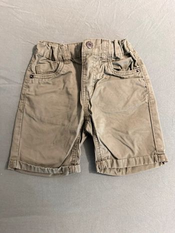 Short garçon.