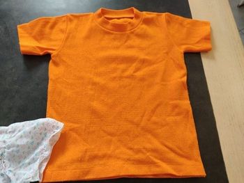 tee shirt manches courtes taille environ 3 ans.