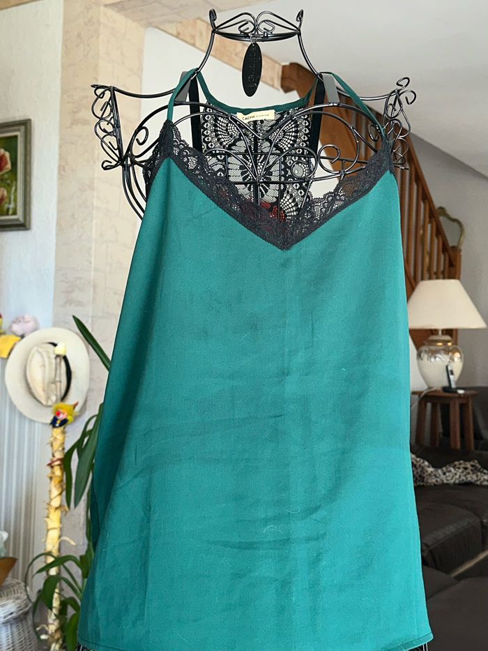 Haut fluide vert et dentelle noire taille 40
