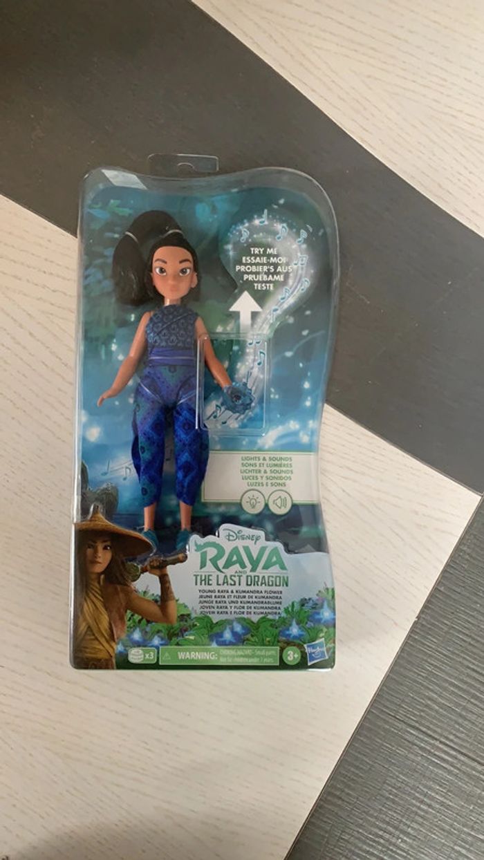Poupée jeune Raya et fleur de Kumandra Hasbro neuve
