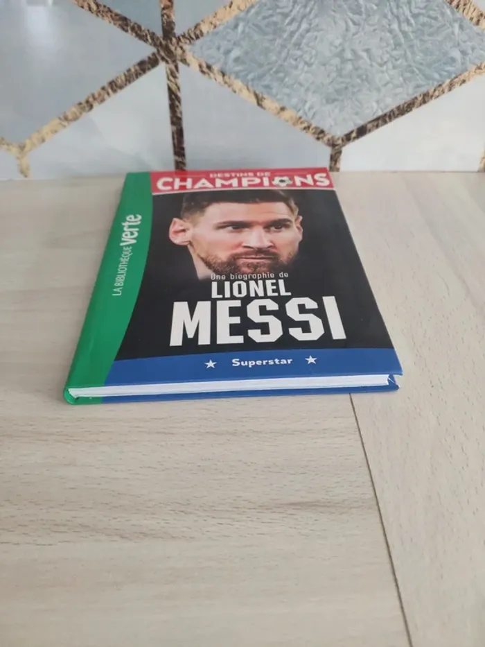 Livre enfant jeunesse destins de champions biographie Messi bibliothèque verte - photo numéro 2