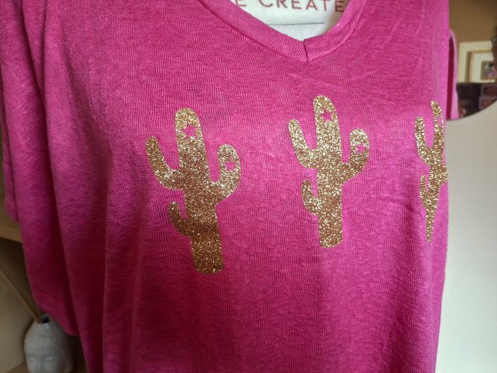 T shirt rose fushia cactus doré etat neuf - photo numéro 2