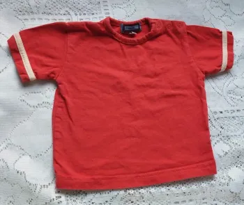 Tee-shirt rouge, manches courtes, en très bon état, taille 12 mois