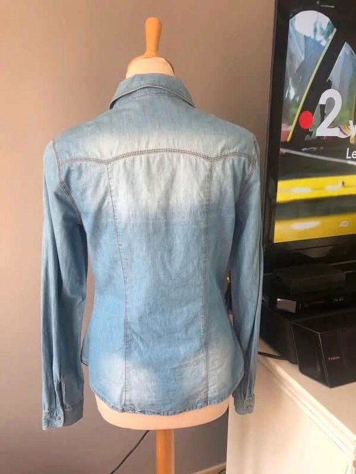 👔 Chemise en jean denim longue et ample à manches longues avec strass sur le col et les poches - photo numéro 5