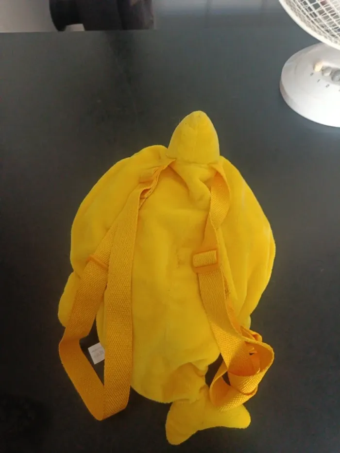 Sac a dos baby shark jaune en tres bon etat - photo numéro 3