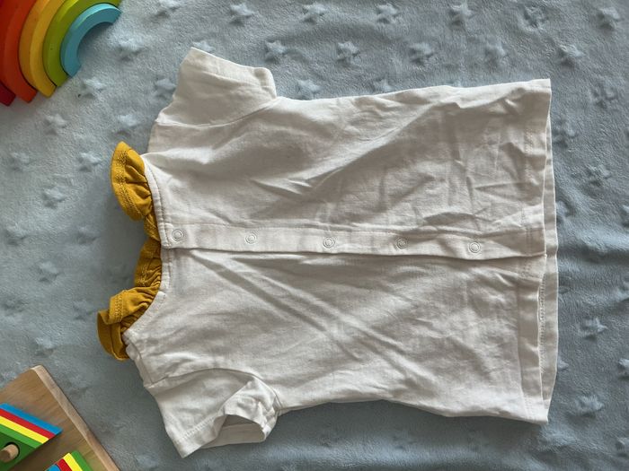 teeshirt manches courtes blanc à col moutarde ouverture totale au dos 9 mois kiabi - photo numéro 10