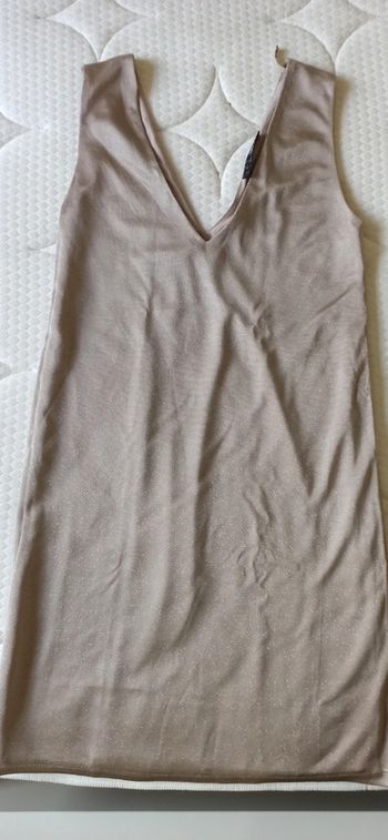 Robe dorée, dos décolleté