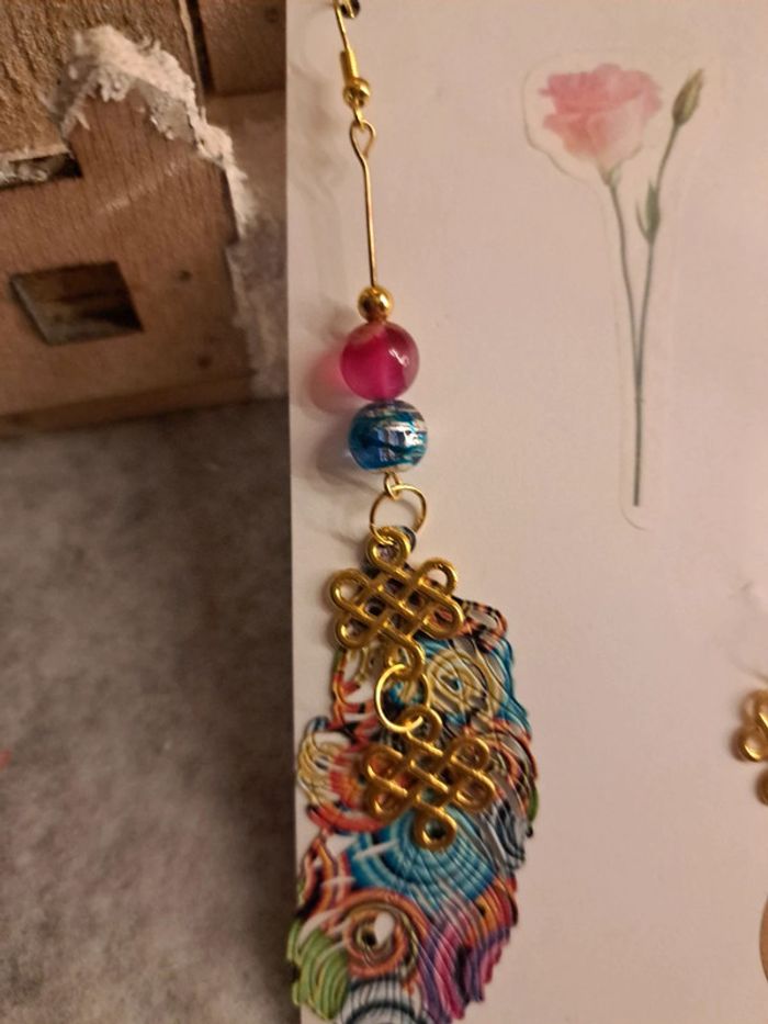 Boucles d'oreilles pendante plumes multicolore avec breloques doré - photo numéro 7