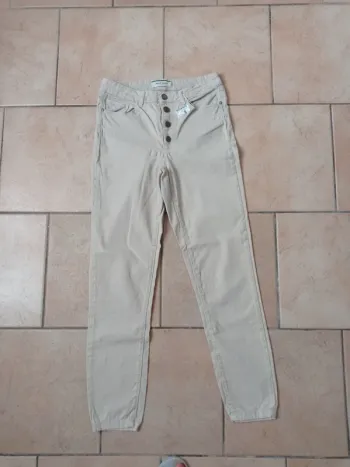 Jean beige avec boutons