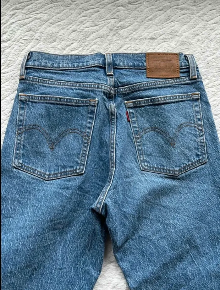 Jean Levi’s femme Wedgie Straight L28 36/38 S/M Premium Bleu taille haute 7/8 eme cropped effiloché - photo numéro 18