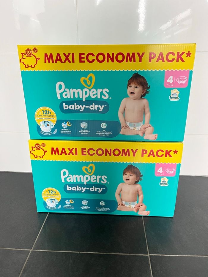 Lot couches Pampers neuf
