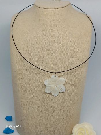 Collier avec fleur en nacre