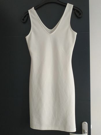 Robe courte sans manche décolleté en V